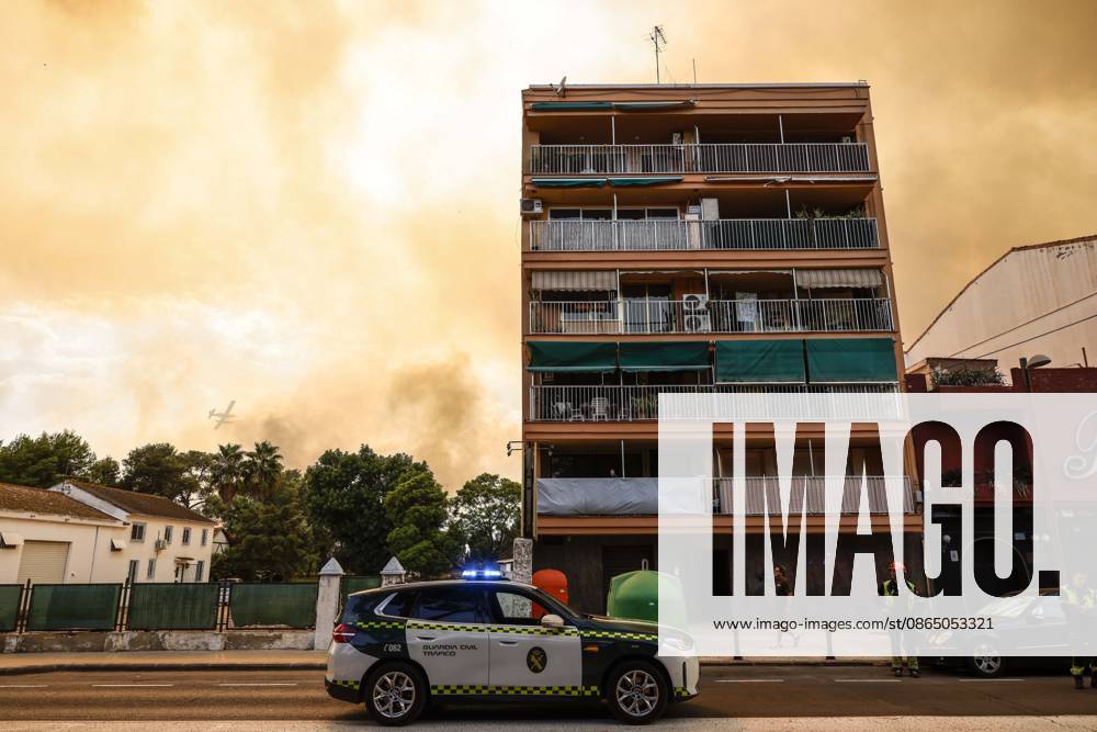 Several fire crews and aerial resources have been mobilized to fight a fire in Gola de Pujol, in El Saler, Valencia. Local police are evacuating El Saler due to a wildfire on August 27, 2026, in Gola de Pujol, El Saler, Valencia, Valencian Community, Spain. Three aerial resources and six crews from the Valencia Municipal Fire Department are working to extinguish a fire that broke out in Gola de Pujol, within the Devesa de El Saler, a protected area belonging to the Albufera Natural Park, which has already necessitated precautionary evacuations of Tower 1 in the Devesa de El Saler residential area and the parking lot, and has led to the precautionary closure of Highway CV 500, which connects this natural area with Valencia. AUGUST 27, 2026