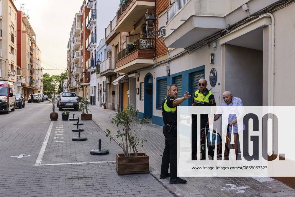 Several fire crews and aerial resources have been mobilized to fight a fire in Gola de Pujol, in El Saler, Valencia. Local police are evacuating El Saler due to a wildfire on August 27, 2026, in Gola de Pujol, El Saler, Valencia, Valencian Community, Spain. Three aerial resources and six crews from the Valencia Municipal Fire Department are working to extinguish a fire that broke out in Gola de Pujol, within the Devesa de El Saler, a protected area belonging to the Albufera Natural Park, which has already necessitated precautionary evacuations of Tower 1 in the Devesa de El Saler residential area and the parking lot, and has led to the precautionary closure of Highway CV 500, which connects this natural area with Valencia. AUGUST 27, 2026