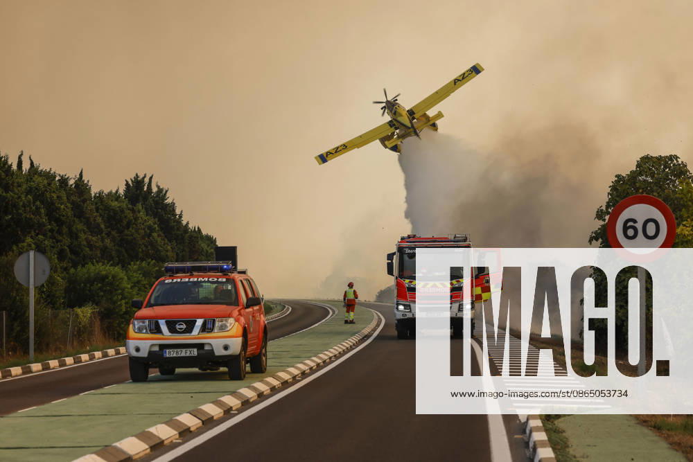 Several fire crews and aerial resources have been deployed to a fire in the Gola de Pujol, in El Saler, Valencia. An airplane and fire trucks during efforts to extinguish a wildfire on August 27, 2026, in Gola de Pujol, El Saler, Valencia, Valencian Community, Spain. Three aerial resources and six crews from the Valencia Municipal Fire Department are working to extinguish a fire that broke out in Gola de Pujol, within the Devesa de El Saler, a protected area belonging to the Albufera Natural Park, which has already necessitated preventive evacuations of Tower 1 of the residential complex in the Devesa de El Saler area and the parking lot, and has led to the preventive closure of the CV 500 highway, which connects this natural area with Val