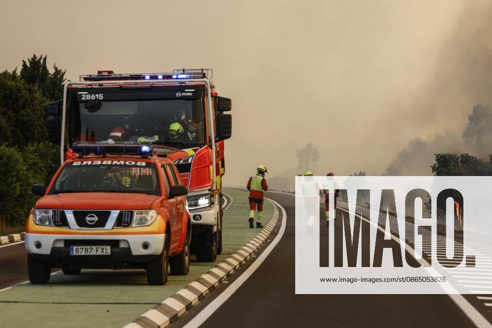 Several fire crews and aerial resources have been deployed to a fire in the Gola de Pujol, in El Saler, Valencia. Firefighters extinguishing a wildfire on August 27, 2026, in Gola de Pujol, El Saler, Valencia, Valencian Community, Spain. Three aerial resources and six crews from the Valencia Municipal Fire Department are working to extinguish a fire that broke out in Gola de Pujol, within the Devesa de El Saler, a protected area belonging to the Albufera Natural Park, which has already necessitated preventive evacuations of Tower 1 of the residential complex in the Devesa de El Saler area and the parking lot, and has led to the preventive closure of the CV 500 highway, which connects this natural area with Valencia AUGUST 27, 2026 FOREST F