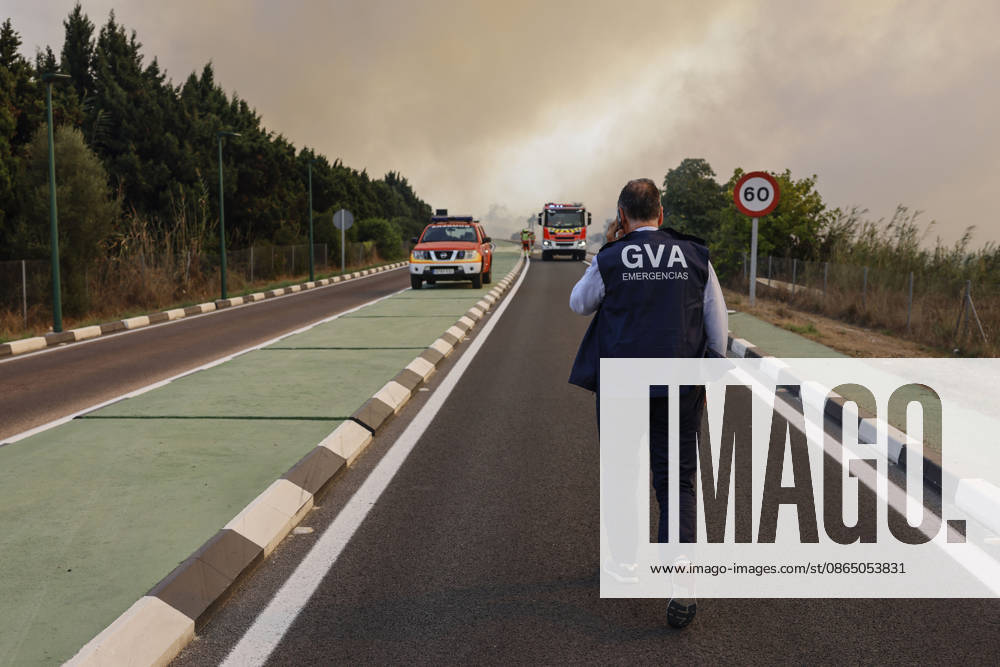 Several fire crews and aerial resources have been deployed to a fire in the Gola de Pujol, in El Saler, Valencia. Firefighters extinguishing a wildfire on August 27, 2026, in Gola de Pujol, El Saler, Valencia, Valencian Community, Spain. Three aerial resources and six crews from the Valencia Municipal Fire Department are working to extinguish a fire that broke out in Gola de Pujol, within the Devesa de El Saler, a protected area belonging to the Albufera Natural Park, which has already necessitated preventive evacuations of Tower 1 of the residential complex in the Devesa de El Saler area and the parking lot, and has led to the preventive closure of the CV 500 highway, which connects this natural area with Valencia AUGUST 27, 2026 FOREST F