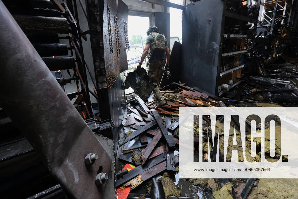 An expert works in an Epicenter hypermarket in the Osnovianskyi district, destroyed by a Russian drone attack, Kharkiv, Ukraine, August 27, 2026. A 40-year-old man was killed, and four others were injured in the strike. (Photo by Viacheslav Madiievskyi Ukrinform) Russian drone attacks home improvement hypermarket in Kharkiv