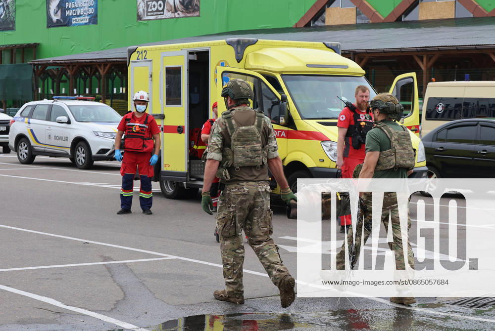 Forensic experts carry a fragment of a Russian drone used to attack an Epicenter hypermarket in the Osnovianskyi district of Kharkiv, Ukraine, August 27, 2026. A 40-year-old man was killed, and four others were injured in the strike. (Photo by Viacheslav Madiievskyi Ukrinform) Russian drone attacks home improvement hypermarket in Kharkiv