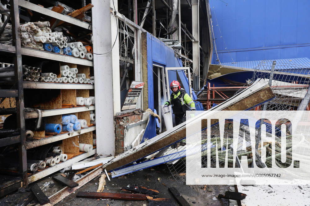A rescuer works at an Epicenter hypermarket in the Osnovianskyi district, destroyed by a Russian drone attack, Kharkiv, Ukraine, August 27, 2026. A 40-year-old man was killed, and four others were injured in the strike. (Photo by Viacheslav Madiievskyi Ukrinform) Russian drone attacks home improvement hypermarket in Kharkiv