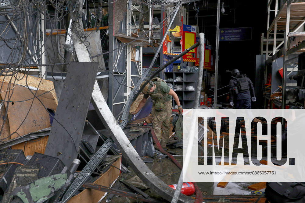 Experts work in an Epicenter hypermarket in the Osnovianskyi district, destroyed by a Russian drone attack, Kharkiv, Ukraine, August 27, 2026. A 40-year-old man was killed, and four others were injured in the strike. (Photo by Viacheslav Madiievskyi Ukrinform) Russian drone attacks home improvement hypermarket in Kharkiv