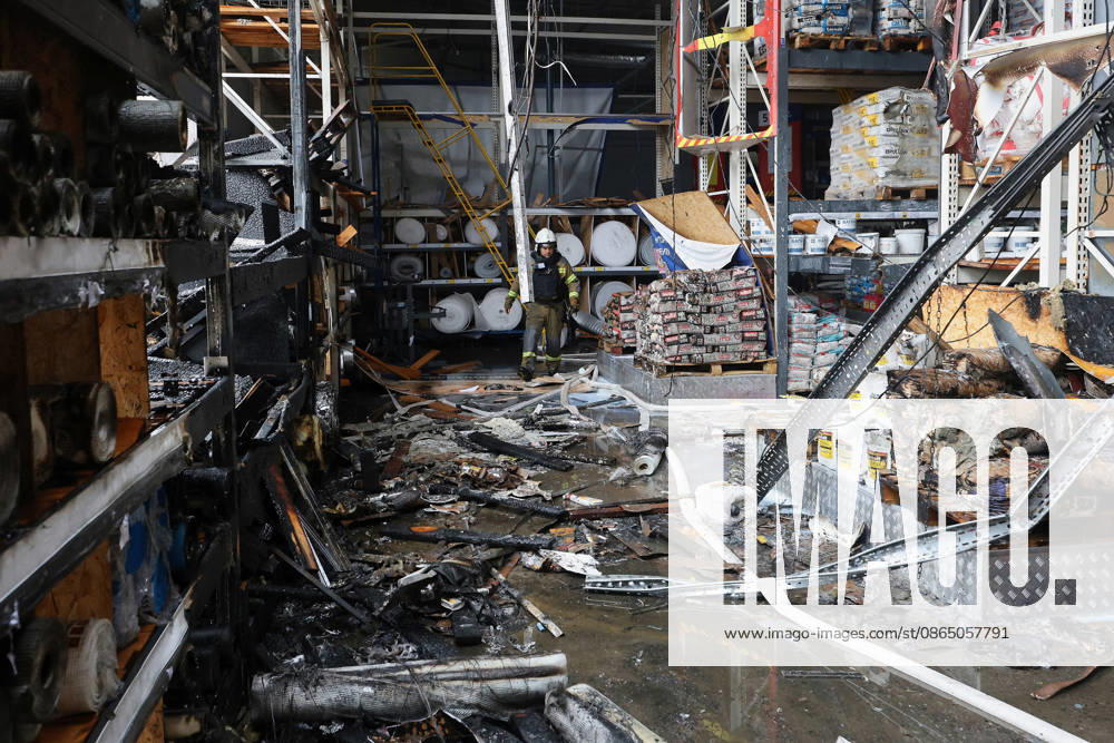 A rescuer works at an Epicenter hypermarket in the Osnovianskyi district, destroyed by a Russian drone attack, Kharkiv, Ukraine, August 27, 2026. A 40-year-old man was killed, and four others were injured in the strike. (Photo by Viacheslav Madiievskyi Ukrinform) Russian drone attacks home improvement hypermarket in Kharkiv