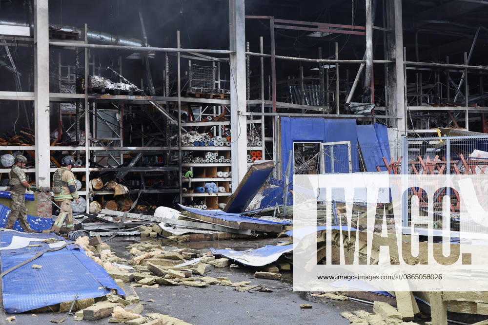 Experts work in an Epicenter hypermarket in the Osnovianskyi district, destroyed by a Russian drone attack, Kharkiv, Ukraine, August 27, 2026. A 40-year-old man was killed, and four others were injured in the strike. (Photo by Viacheslav Madiievskyi Ukrinform) Russian drone attacks home improvement hypermarket in Kharkiv