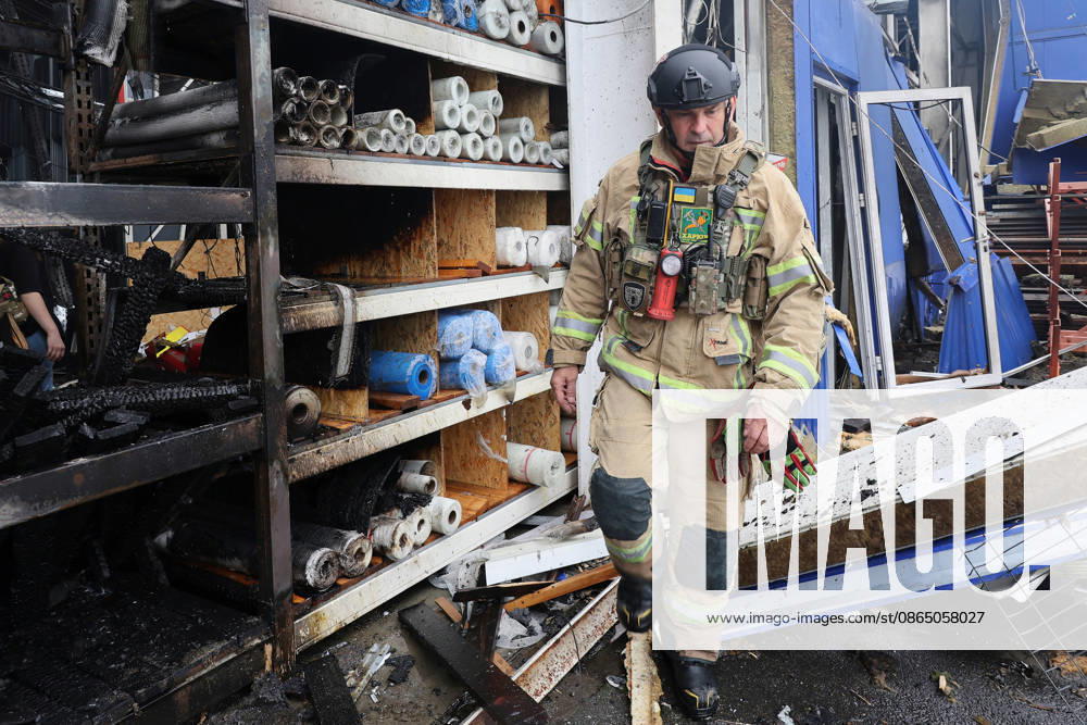 A rescuer works at an Epicenter hypermarket in the Osnovianskyi district, destroyed by a Russian drone attack, Kharkiv, Ukraine, August 27, 2026. A 40-year-old man was killed, and four others were injured in the strike. (Photo by Viacheslav Madiievskyi Ukrinform) Russian drone attacks home improvement hypermarket in Kharkiv