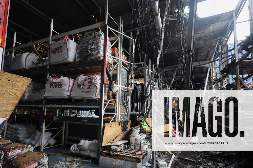 Experts work in an Epicenter hypermarket in the Osnovianskyi district, destroyed by a Russian drone attack, Kharkiv, Ukraine, August 27, 2026. A 40-year-old man was killed, and four others were injured in the strike. (Photo by Viacheslav Madiievskyi Ukrinform) Russian drone attacks home improvement hypermarket in Kharkiv