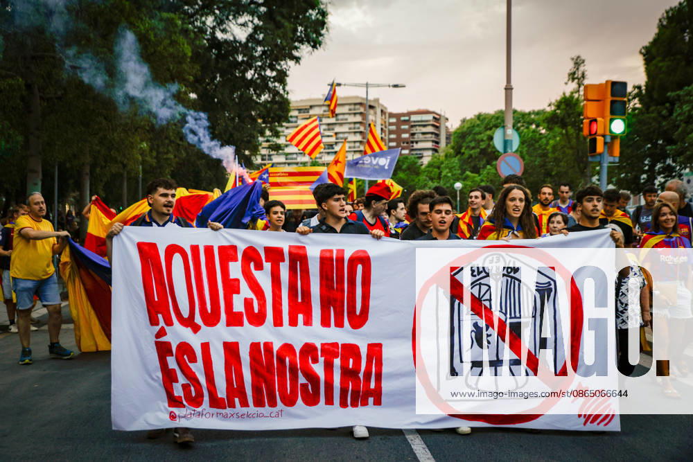 ANC Protest Outside Camp Nou Several people during a protest outside Camp Nou on August 27, 2026, in Barcelona, Catalonia, Spain. The rally was organized by the Catalan National Assembly (ANC) as an act of celebration of the estelada flag. The demonstration comes in response to the FC Barcelona board’s decision to cancel the tribute to the players who won the World Cup with the Spanish national team during this Thursday’s La Liga match against Athletic at Spotify Camp Nou AUGUST 27, 2026 INDEPENDENCE MOVEMENT NATIONAL SOCCER TEAM Kike Rincó Barcelona, Catalonia Barcelona, Catalonia, Spain