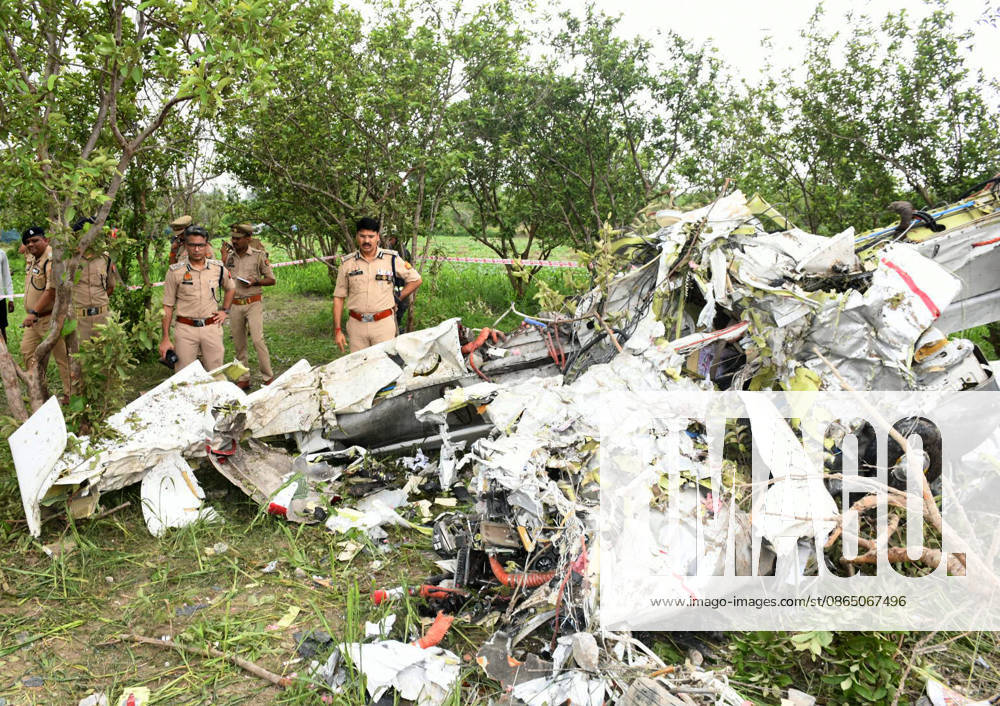 A twin-engine four-seater training aircraft crashes in a field in Kanpur; the instructor pilot and trainee pilot dead Kanpur, Aug 27 (ANI): Police personnel at the site after a twin-engine four-seater training aircraft crashed near the Ganga Barrage, in Kanpur on Thursday. Reportedly, the instructor pilot and trainee pilot dead. Kanpur Uttar Pradesh India