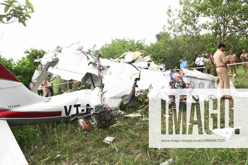 A twin-engine four-seater training aircraft crashes in a field in Kanpur; the instructor pilot and trainee pilot dead Kanpur, Aug 27 (ANI): Police personnel at the site after a twin-engine four-seater training aircraft crashed near the Ganga Barrage, in Kanpur on Thursday. Reportedly, instructor pilot and trainee pilot dead. Kanpur Uttar Pradesh India