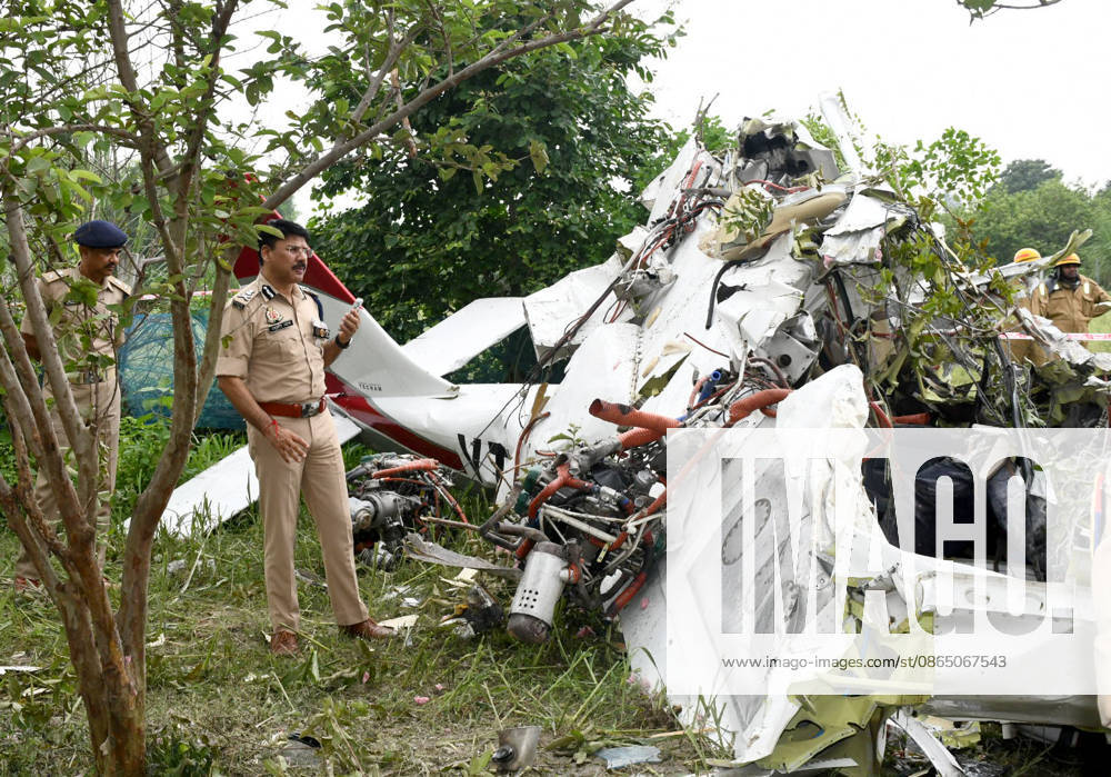 A twin-engine four-seater training aircraft crashes in a field in Kanpur; the instructor pilot and trainee pilot dead Kanpur, Aug 27 (ANI): Police personnel at the site after a twin-engine four-seater training aircraft crashed near the Ganga Barrage, in Kanpur on Thursday. Reportedly, instructor pilot and trainee pilot dead. Kanpur Uttar Pradesh India