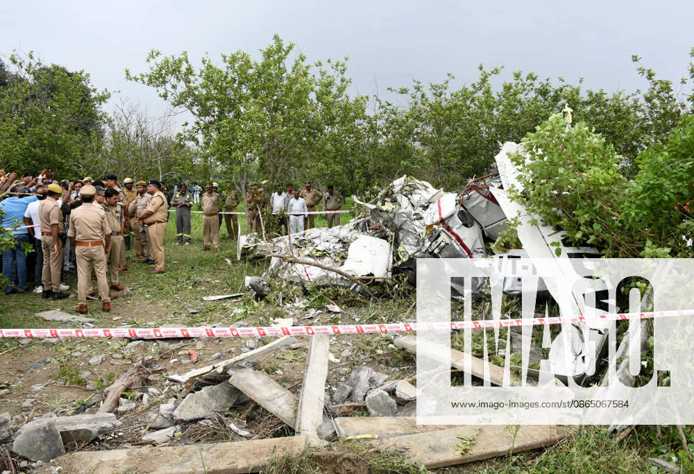 A twin-engine four-seater training aircraft crashes in a field in Kanpur; the instructor pilot and trainee pilot dead Kanpur, Aug 27 (ANI): Police personnel at the site after a twin-engine four-seater training aircraft crashed near the Ganga Barrage, in Kanpur on Thursday. Reportedly, instructor pilot and trainee pilot dead. Kanpur Uttar Pradesh India