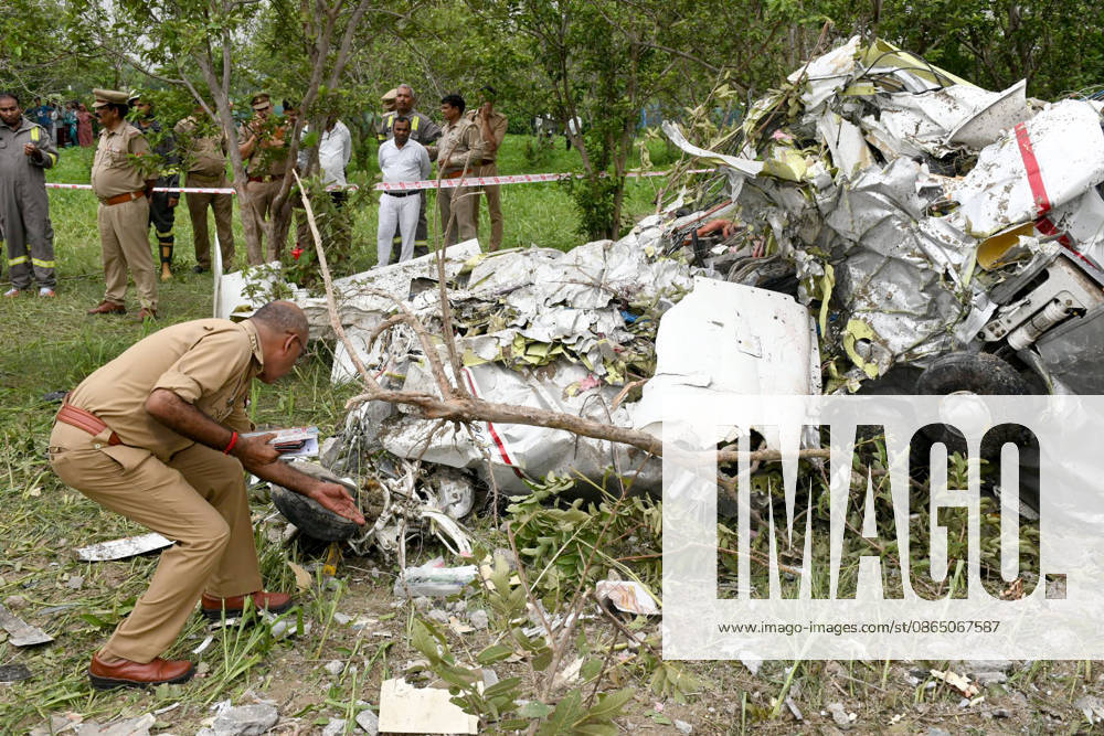 A twin-engine four-seater training aircraft crashes in a field in Kanpur; the instructor pilot and trainee pilot dead Kanpur, Aug 27 (ANI): Police personnel at the site after a twin-engine four-seater training aircraft crashed near the Ganga Barrage, in Kanpur on Thursday. Reportedly, instructor pilot and trainee pilot dead. Kanpur Uttar Pradesh India