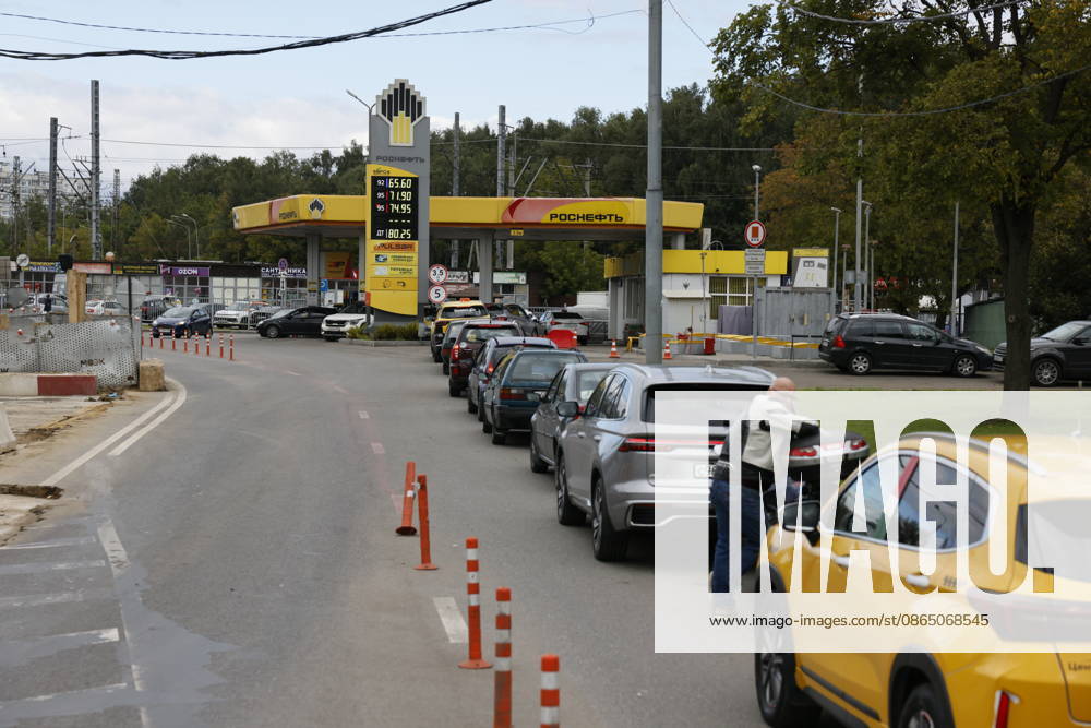 Fuel shortages hit Moscow MOSCOW, RUSSIA - AUGUST 27: Drivers queue at gas stations while others face fuel shortages in Moscow, Russia, on August 27, 2026. Severe fuel supply disruptions across the capital have led to dry pumps at several filling stations and long lines of vehicles waiting for gasoline and diesel at operational locations. Yulia Morozova Anadolu Moscow Russia. Editorial use only. Please get in touch for any other usage.