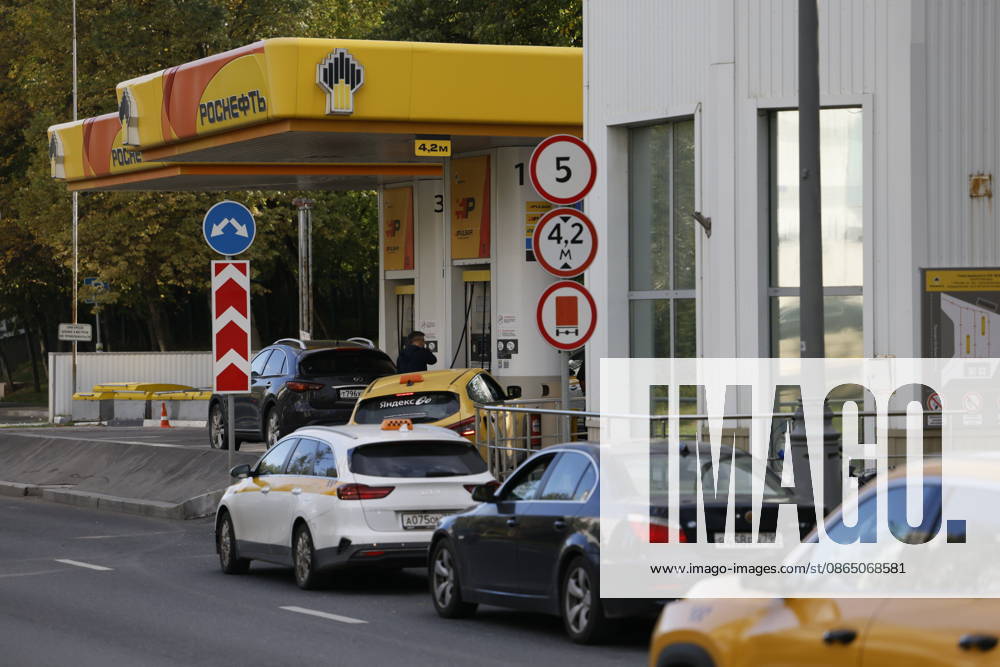 Fuel shortages hit Moscow MOSCOW, RUSSIA - AUGUST 27: Drivers queue at gas stations while others face fuel shortages in Moscow, Russia, on August 27, 2026. Severe fuel supply disruptions across the capital have led to dry pumps at several filling stations and long lines of vehicles waiting for gasoline and diesel at operational locations. Yulia Morozova Anadolu Moscow Russia. Editorial use only. Please get in touch for any other usage.