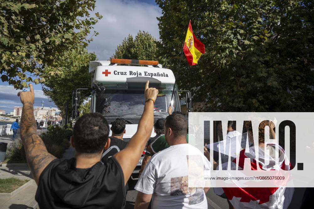 Protest Against Migrants in Ceuta: Several people during a demonstration to protest the situation caused by the mass arrival of migrants, on August 27, 2026, in Ceuta, Spain. Protesters attempted to block Red Cross volunteers from distributing food bags to migrants on Trampolín Beach and caused disturbances on Benítez Beach in Ceuta, which led to police charges, after they broke into the migrant encampments where people spend the night in the area and caused damage, including the burning of belongings. AUGUST 27, 2026 MIGRATION CRISIS Ceuta, Spain