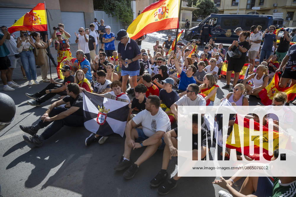 Protest Against Migrants in Ceuta: Several people during a demonstration to protest the situation caused by the mass arrival of migrants, on August 27, 2026, in Ceuta, Spain. Protesters attempted to block Red Cross volunteers from distributing food bags to migrants on Trampolín Beach and caused disturbances on Benítez Beach in Ceuta, which led to police charges, after they broke into the migrant encampments where people spend the night in the area and caused damage, including the burning of belongings. AUGUST 27, 2026 MIGRATION CRISIS Ceuta, Spain