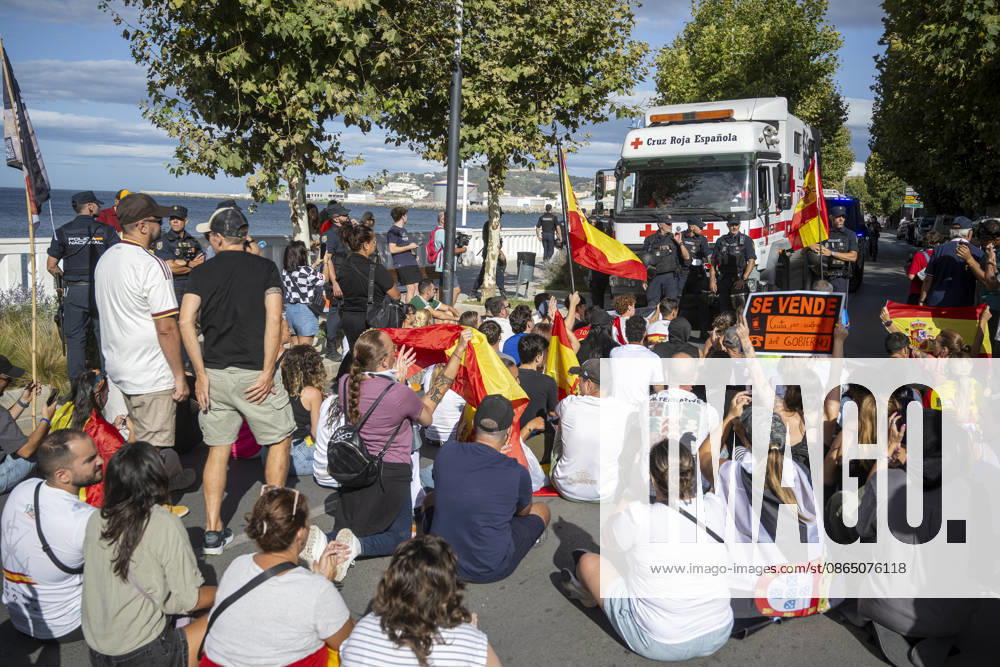 Protest Against Migrants in Ceuta: Several people during a demonstration to protest the situation caused by the mass arrival of migrants, on August 27, 2026, in Ceuta, Spain. Protesters attempted to block Red Cross volunteers from distributing food bags to migrants on Trampolín Beach and caused disturbances on Benítez Beach in Ceuta, which led to police charges, after they broke into the migrant encampments where people spend the night in the area and caused damage, including the burning of personal belongings. AUGUST 27, 2026 MIGRATION CRISIS Ceuta, Spain