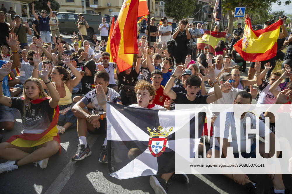 Protest Against Migrants in Ceuta: Several people during a demonstration to protest the situation caused by the mass arrival of migrants, on August 27, 2026, in Ceuta, Spain. Protesters attempted to block Red Cross volunteers from distributing food bags to migrants on Trampolín Beach and caused disturbances on Benítez Beach in Ceuta, which led to police charges, after they broke into the migrant encampments where people spend the night in the area and caused damage, including the burning of personal belongings. AUGUST 27, 2026 MIGRATION CRISIS Ceuta, Spain