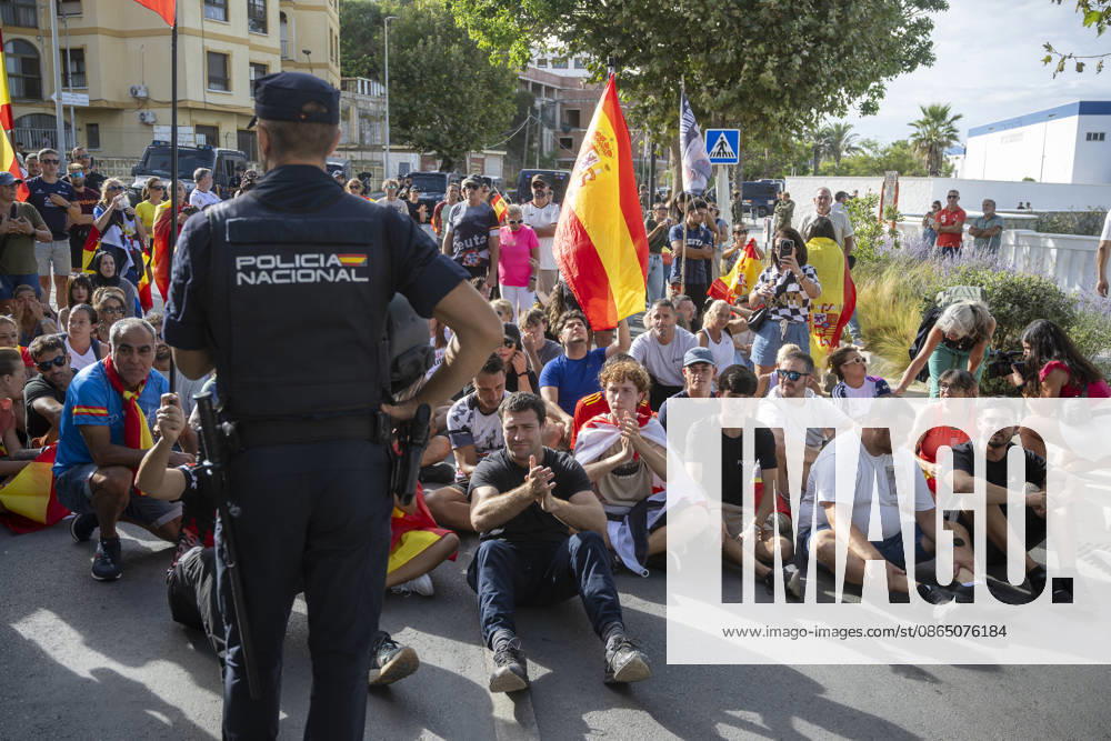 Protest Against Migrants in Ceuta: Several people during a demonstration to protest the situation caused by the mass arrival of migrants, on August 27, 2026, in Ceuta, Spain. Protesters attempted to block Red Cross volunteers from distributing food bags to migrants on Trampolín Beach and caused disturbances on Benítez Beach in Ceuta, which led to police charges, after they broke into the migrant encampments where people spend the night in the area and caused damage, including the burning of personal belongings. AUGUST 27, 2026 MIGRATION CRISIS Ceuta, Spain