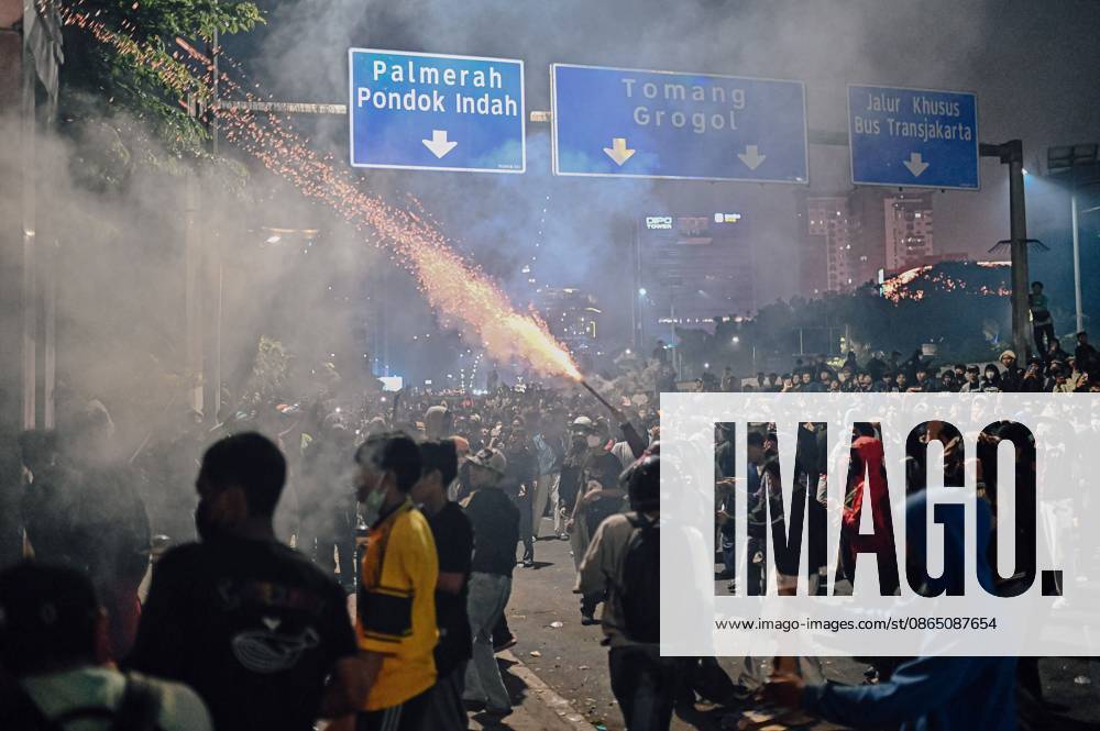 JAKARTA, INDONESIA, AUGUST 27, 2026: Protesters clash with security personnel stationed outside the DPR MPR complex during a demonstration calling for the eradication of corruption and the passage of the Asset Recovery Bill in Jakarta. Jakarta Indonesia - ZUMAq101 20260827_zna_q101_064