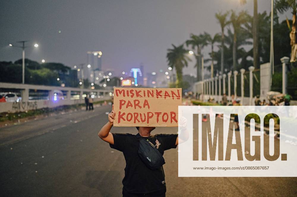 JAKARTA, INDONESIA, AUGUST 27, 2026: Protesters clash with security personnel stationed outside the DPR MPR complex during a demonstration calling for the eradication of corruption and the passage of the Asset Recovery Bill in Jakarta. Jakarta Indonesia - ZUMAq101 20260827_zna_q101_065