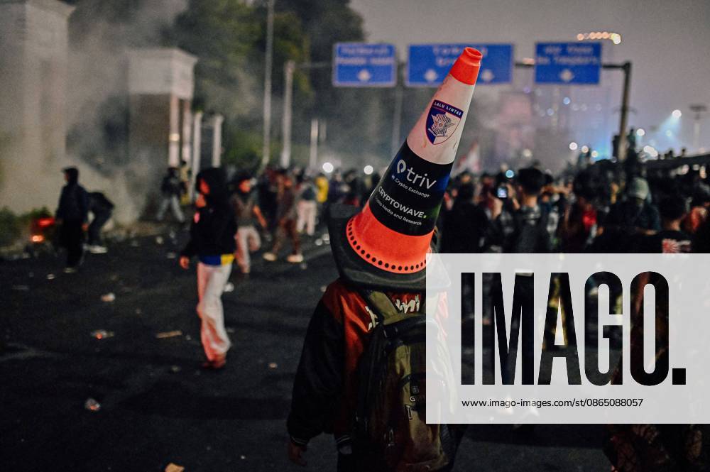 JAKARTA, INDONESIA, AUGUST 27, 2026: Protesters clash with security personnel stationed outside the DPR MPR complex during a demonstration calling for the eradication of corruption and the passage of the Asset Recovery Bill in Jakarta. Jakarta Indonesia - ZUMAq101 20260827_zna_q101_069