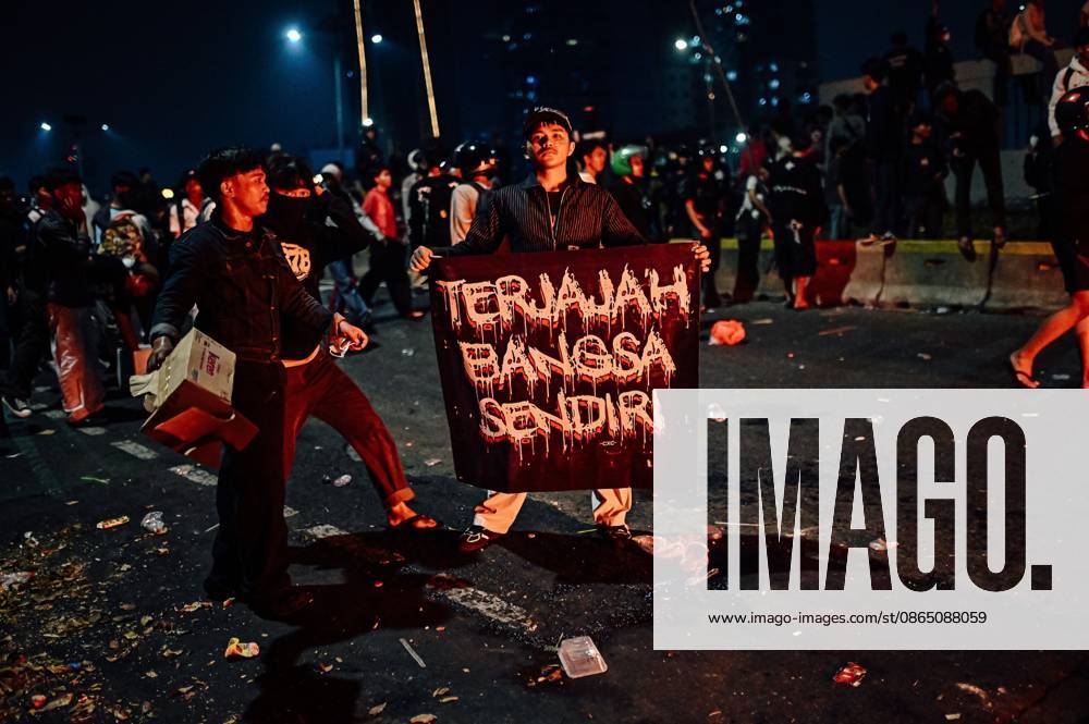 JAKARTA, INDONESIA, AUGUST 27, 2026: Protesters clash with security personnel stationed outside the DPR MPR complex during a demonstration calling for the eradication of corruption and the passage of the Asset Recovery Bill in Jakarta. Jakarta Indonesia - ZUMAq101 20260827_zna_q101_071