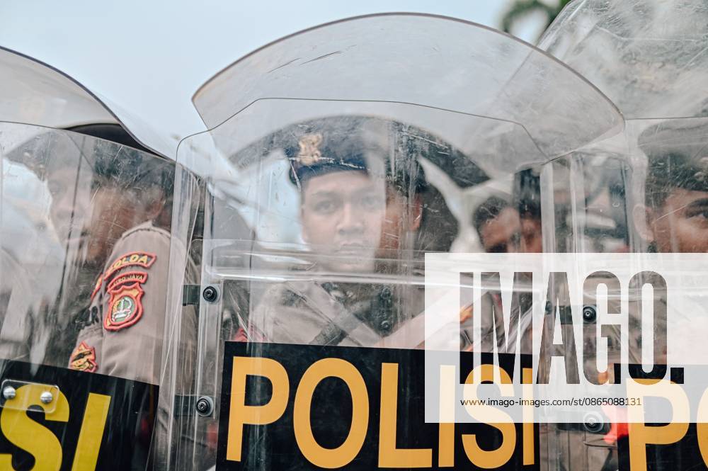 JAKARTA, INDONESIA, AUGUST 27, 2026: Protesters clash with security personnel stationed outside the DPR MPR complex during a demonstration calling for the eradication of corruption and the passage of the Asset Recovery Bill in Jakarta. Jakarta Indonesia - ZUMAq101 20260827_zna_q101_078