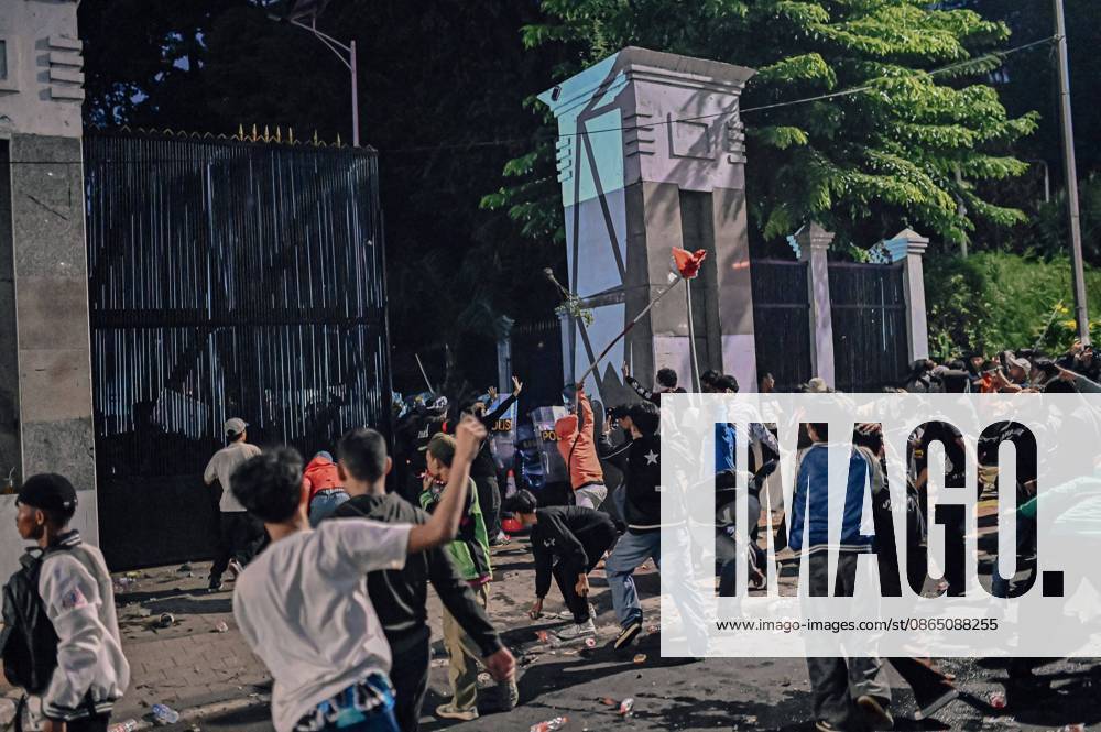 JAKARTA, INDONESIA, AUGUST 27, 2026: Protesters clash with security personnel stationed outside the DPR MPR complex during a demonstration calling for the eradication of corruption and the passage of the Asset Recovery Bill in Jakarta. Jakarta Indonesia - ZUMAq101 20260827_zna_q101_080