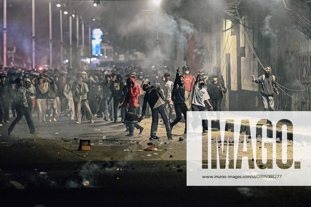 JAKARTA, INDONESIA, AUGUST 27, 2026: Protesters clash with security personnel stationed outside the DPR MPR complex during a demonstration calling for the eradication of corruption and the passage of the Asset Recovery Bill in Jakarta. Jakarta Indonesia - ZUMAq101 20260827_zna_q101_081