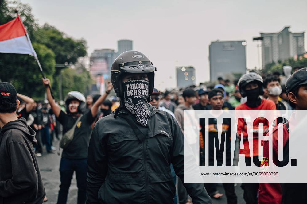 JAKARTA, INDONESIA, AUGUST 27, 2026: Protesters clash with security personnel stationed outside the DPR MPR complex during a demonstration calling for the eradication of corruption and the passage of the Asset Recovery Bill in Jakarta. Jakarta Indonesia - ZUMAq101 20260827_zna_q101_085