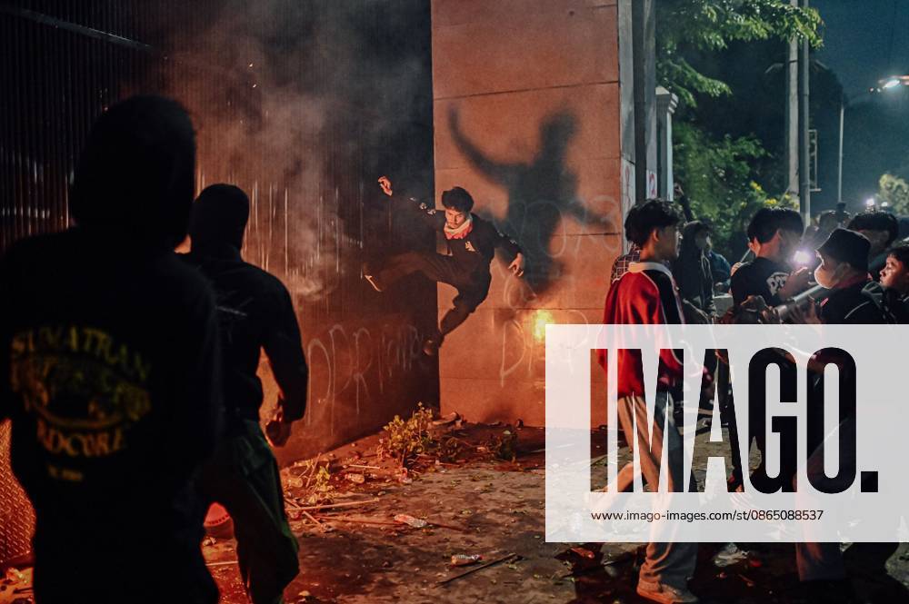 JAKARTA, INDONESIA, AUGUST 27, 2026: Protesters clash with security personnel stationed outside the DPR MPR complex during a demonstration calling for the eradication of corruption and the passage of the Asset Recovery Bill in Jakarta. Jakarta Indonesia - ZUMAq101 20260827_zna_q101_087