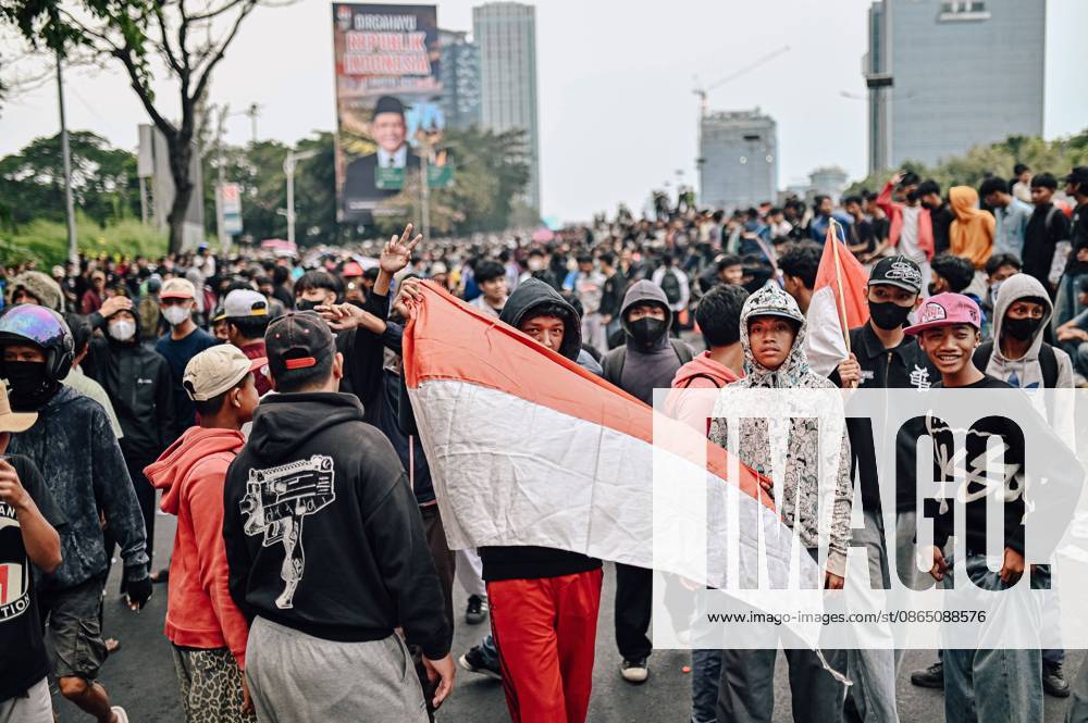JAKARTA, INDONESIA, AUGUST 27, 2026: Protesters clash with security personnel stationed outside the DPR MPR complex during a demonstration calling for the eradication of corruption and the passage of the Asset Recovery Bill in Jakarta. Jakarta Indonesia - ZUMAq101 20260827_zna_q101_092