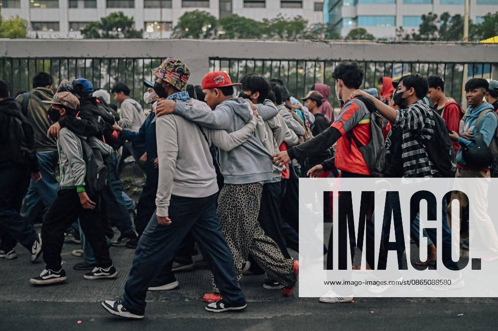 JAKARTA, INDONESIA, AUGUST 27, 2026: Protesters clash with security personnel stationed outside the DPR MPR complex during a demonstration calling for the eradication of corruption and the passage of the Asset Recovery Bill in Jakarta. Jakarta Indonesia - ZUMAq101 20260827_zna_q101_093