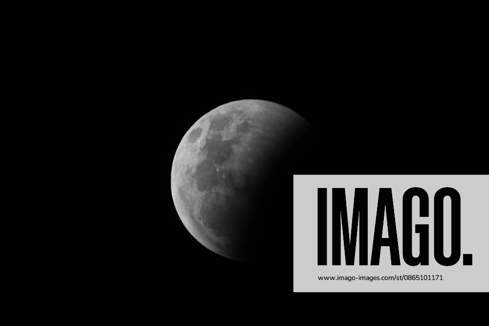CAXIAS DO SUL, RS - 28.08.2026: ECLIPSE LUNAR CAXIAS DO SUL - Images of the deep partial lunar eclipse that will occur between the night of August 27th and the early morning of August 28th, 2026, visible throughout Brazil. Main Times (Brasilia Time): 10:24 PM (08 27): Beginning of the penumbral phase; 11:34 PM (08 27): Beginning of the partial eclipse; 1:13 AM (08 28): Peak of the eclipse (with approximately 96% of the Moon covered by the Earth& 39;s shadow); 2:52 AM (08 28): End of the partial phase; 4:02 AM (08 28): End of the penumbral eclipse. Caxias do Sul, RS (27 28). x3005820x Antà nioxMachado