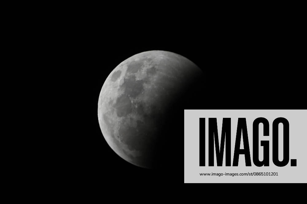 CAXIAS DO SUL, RS - 28.08.2026: ECLIPSE LUNAR CAXIAS DO SUL - Images of the deep partial lunar eclipse that will occur between the night of August 27th and the early morning of August 28th, 2026, visible throughout Brazil. Main Times (Brasilia Time): 10:24 PM (08 27): Beginning of the penumbral phase; 11:34 PM (08 27): Beginning of the partial eclipse; 1:13 AM (08 28): Peak of the eclipse (with approximately 96% of the Moon covered by the Earth& 39;s shadow); 2:52 AM (08 28): End of the partial phase; 4:02 AM (08 28): End of the penumbral eclipse. Caxias do Sul, RS (27 28). x3005822x Antà nioxMachado