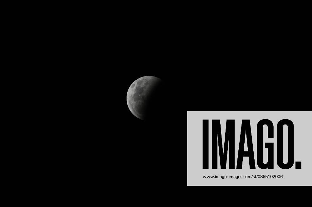CAXIAS DO SUL, RS - 28.08.2026: ECLIPSE LUNAR CAXIAS DO SUL - Images of the deep partial lunar eclipse that will occur between the night of August 27th and the early morning of August 28th, 2026, visible throughout Brazil. Main Times (Brasilia Time): 10:24 PM (08 27): Beginning of the penumbral phase; 11:34 PM (08 27): Beginning of the partial eclipse; 1:13 AM (08 28): Peak of the eclipse (with approximately 96% of the Moon covered by the Earth& 39;s shadow); 2:52 AM (08 28): End of the partial phase; 4:02 AM (08 28): End of the penumbral eclipse. Caxias do Sul, RS (27 28). x3005851x Antà nioxMachado