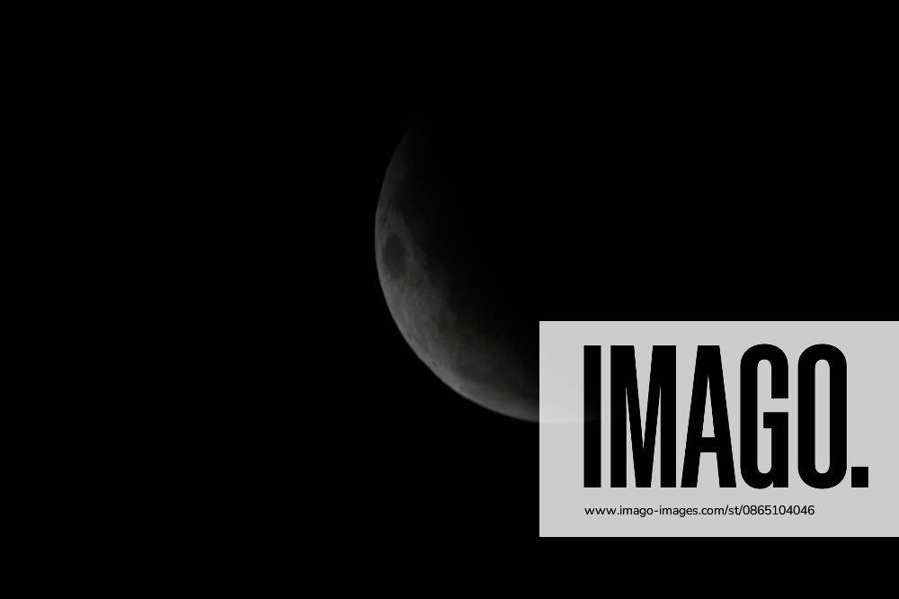 CAXIAS DO SUL, RS - 28.08.2026: ECLIPSE LUNAR CAXIAS DO SUL - Images of the deep partial lunar eclipse that will occur between the night of August 27th and the early morning of August 28th, 2026, visible throughout Brazil. Main Times (Brasilia Time): 10:24 PM (08 27): Beginning of the penumbral phase; 11:34 PM (08 27): Beginning of the partial eclipse; 1:13 AM (08 28): Peak of the eclipse (with approximately 96% of the Moon covered by the Earth& 39;s shadow); 2:52 AM (08 28): End of the partial phase; 4:02 AM (08 28): End of the penumbral eclipse. Caxias do Sul, RS (27 28). x3005863x Antà nioxMachado