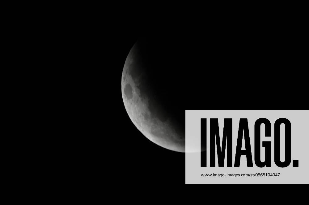CAXIAS DO SUL, RS - 28.08.2026: ECLIPSE LUNAR CAXIAS DO SUL - Images of the deep partial lunar eclipse that will occur between the night of August 27th and the early morning of August 28th, 2026, visible throughout Brazil. Main Times (Brasilia Time): 10:24 PM (08 27): Beginning of the penumbral phase; 11:34 PM (08 27): Beginning of the partial eclipse; 1:13 AM (08 28): Peak of the eclipse (with approximately 96% of the Moon covered by the Earth& 39;s shadow); 2:52 AM (08 28): End of the partial phase; 4:02 AM (08 28): End of the penumbral eclipse. Caxias do Sul, RS (27 28). x3005864x Antà nioxMachado