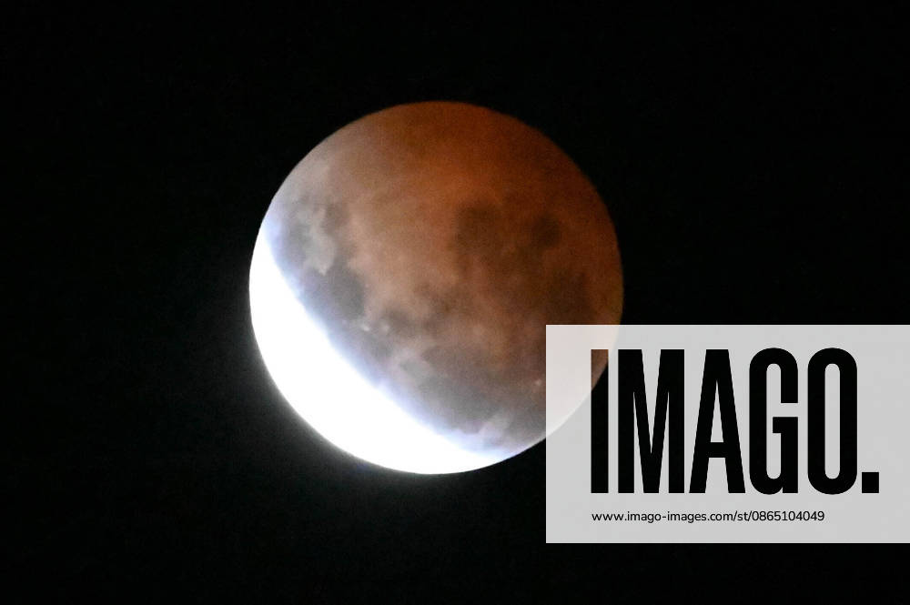 CAXIAS DO SUL, RS - 28.08.2026: ECLIPSE LUNAR CAXIAS DO SUL - Images of the deep partial lunar eclipse that will occur between the night of August 27th and the early morning of August 28th, 2026, visible throughout Brazil. Main Times (Brasilia Time): 10:24 PM (08 27): Beginning of the penumbral phase; 11:34 PM (08 27): Beginning of the partial eclipse; 1:13 AM (08 28): Peak of the eclipse (with approximately 96% of the Moon covered by the Earth& 39;s shadow); 2:52 AM (08 28): End of the partial phase; 4:02 AM (08 28): End of the penumbral eclipse. Caxias do Sul, RS (27 28). x3005866x Antà nioxMachado