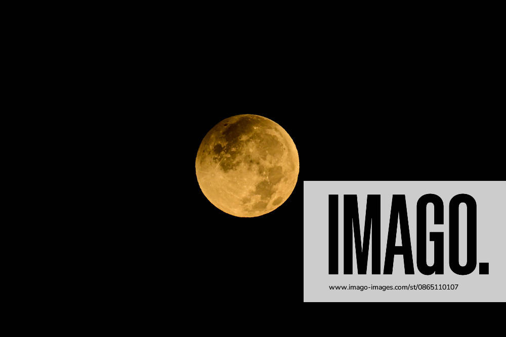 Partial lunar eclipse observed in Antalya ANTALYA, TURKIYE - AUGUST 28: A partial lunar eclipse, which occurs when part of the Moon passes through Earth s shadow, is observed in Antalya, Turkiye, on August 28, 2026. Orhan Cicek Anadolu Antalya Turkey. Editorial use only. Please get in touch for any other usage.