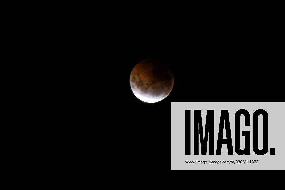 Near-total lunar eclipse recorded in Bela Vista, Sao Paulo. Sao Paulo (SP), 08 28 2026 Astronomy Lunar Eclipse The deep partial lunar eclipse, known as near total, was recorded during the early hours of this Friday (28), in the Bela Vista region, in Sao Paulo. At its maximum point, about 96.2% of the lunar disk was covered by the Earth s shadow, providing a reddish-hued spectacle in the sky of the Sao Paulo capital. The phenomenon was visible throughout Brazil.(Foto: Leco Viana Thenews2 imago images) Near-total lunar eclipse recorded in Bela Vista, Sao Paulo.