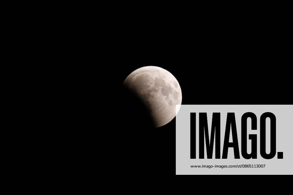 Partial Lunar Eclipse over Toronto TORONTO, CANADA - AUGUST 28: The moon is partly covered in the Earth shadow during a phase of the lunar eclipse over Toronto, Ontario on August 28, 2026. Mert Alper Dervis Anadolu Ontario Canada. Editorial use only. Please get in touch for any other usage.