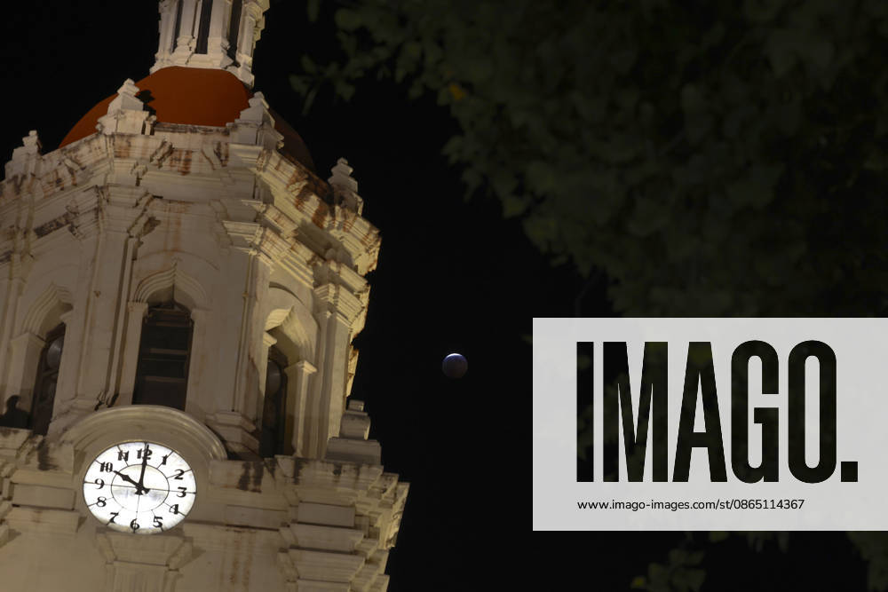 A full moon rises during a partial lunar eclipse over Saltillo, Mexico. Saltillo Mexico - ZUMAo125 20260827_zip_o125_025