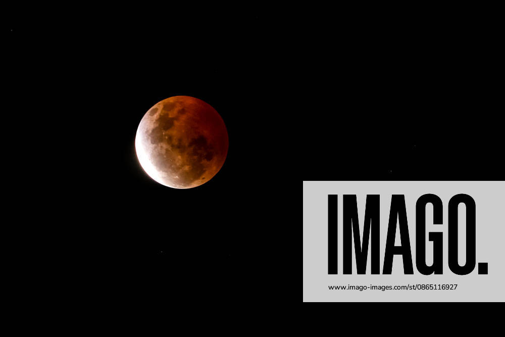 The lunar eclipse seen from the city of Valparaiso. Valparaiso Chile - ZUMAs197 20260828_aaa_s197_002