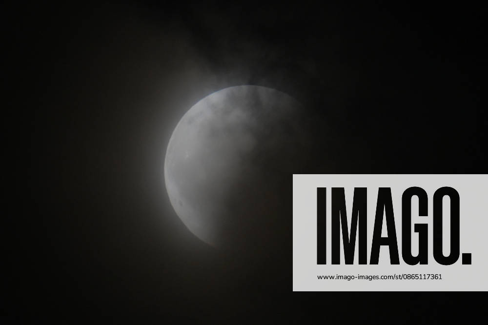 Partial Lunar Eclipse over San Francisco Bay FOSTER CITY, CA - AUG 27: A partial lunar eclipse is seen during cloudy weather over San Francisco Bay in Foster City, California, United States on August 27, 2026. Tayfun Coskun Anadolu California United States. Editorial use only. Please get in touch for any other usage.