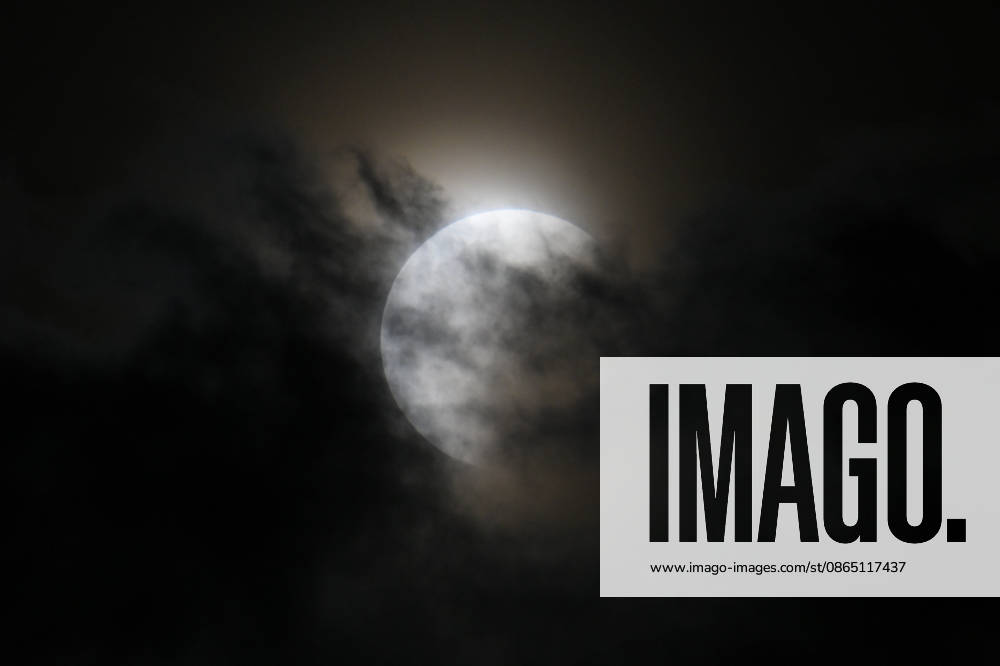Partial Lunar Eclipse over San Francisco Bay FOSTER CITY, CA - AUG 27: A partial lunar eclipse is seen during cloudy weather over San Francisco Bay in Foster City, California, United States on August 27, 2026. Tayfun Coskun Anadolu California United States. Editorial use only. Please get in touch for any other usage.